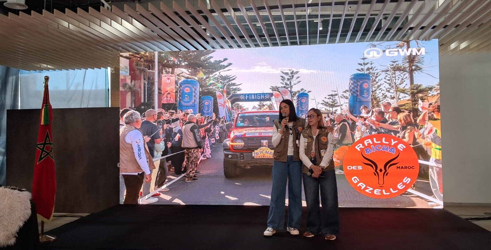 les pilotes Jouhara Bennani et sa mère Dounia Mazhar, qui ont décroché la première place dans la catégorie 4×4 de la 35e édition du Rallye Aïcha des Gazelles